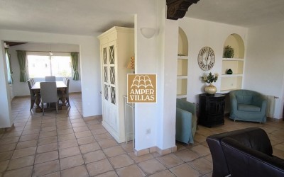 Красивая и просторная средиземноморская вилла с большими террасами.